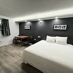Travelodge By Wyndham Winnipeg Airport